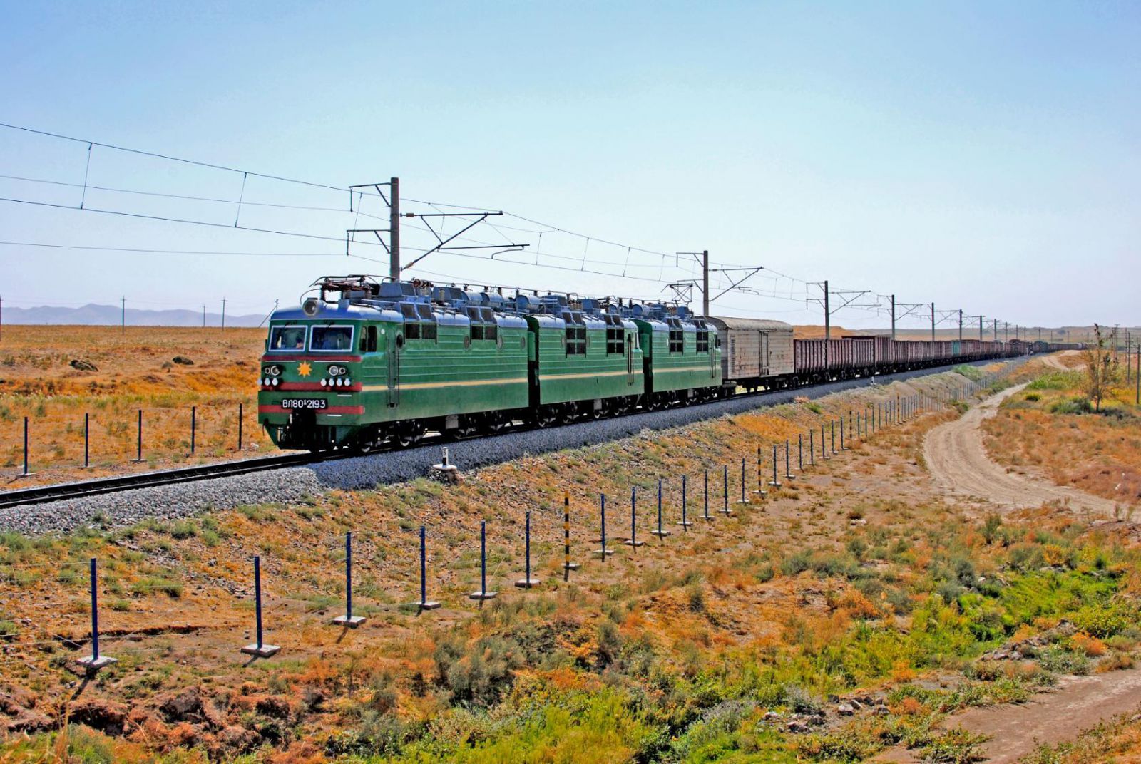 Грузовой поезд электровоз ВЛ80с-2193, на участке Самарканд - Карши, Узбекистан Самаркандская область.