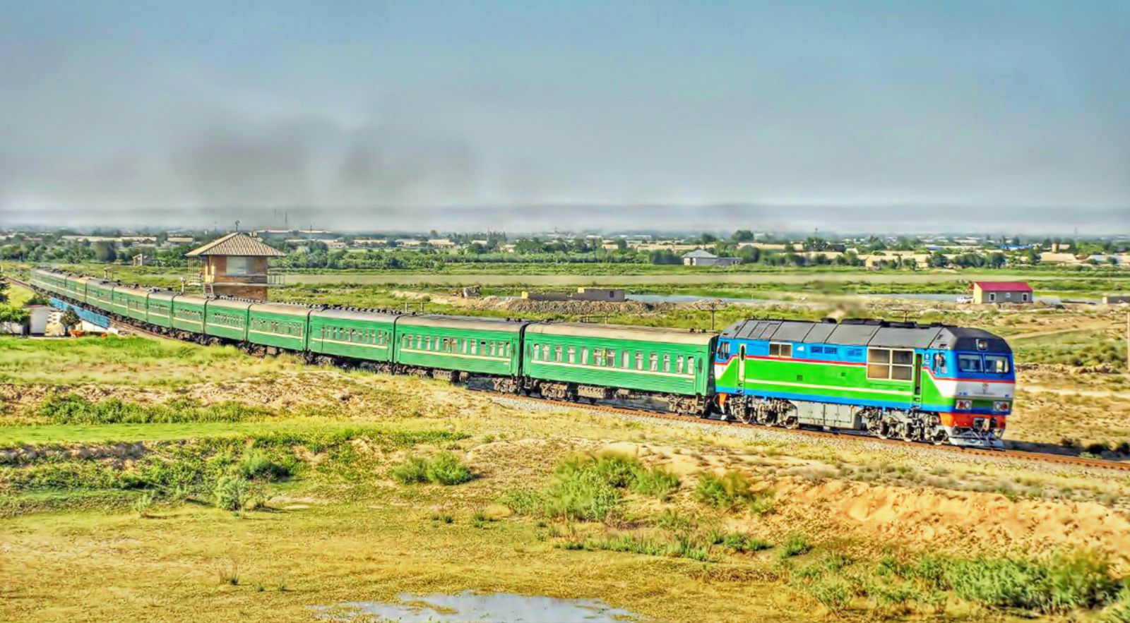 Поезд 319/320 сообщением Москва - Душанбе, тепловоз ТЭП70БС-184, Узбекистан, Навоийская область